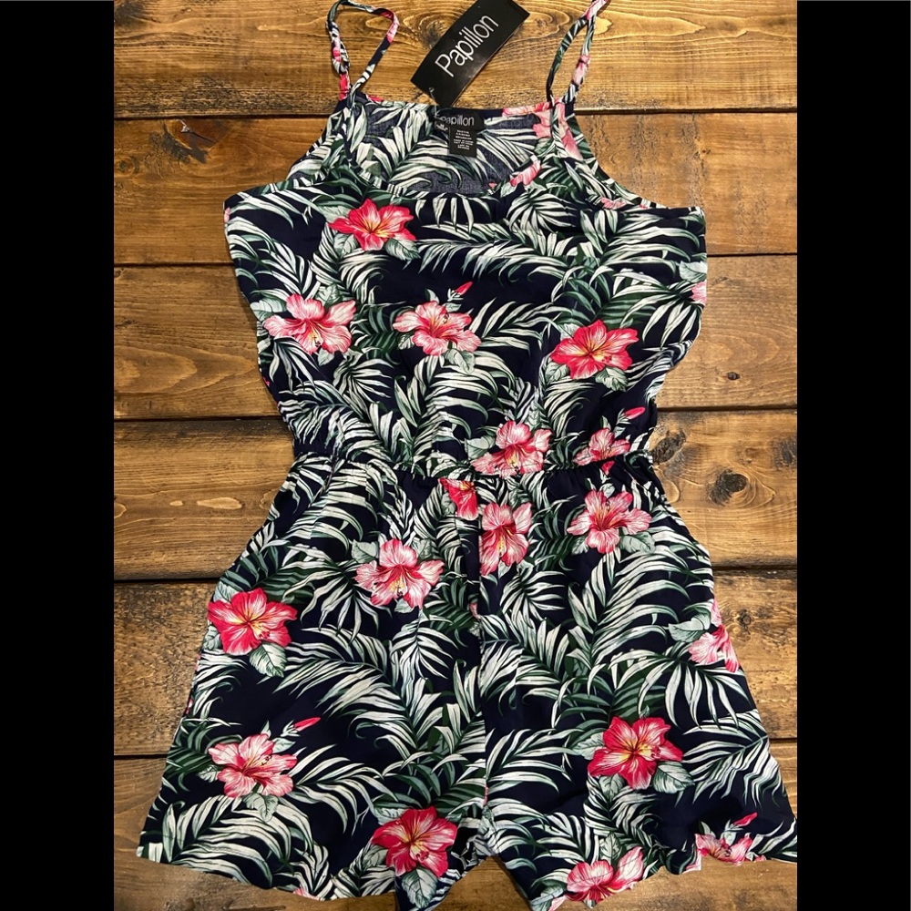 Papillon floral Romper. Has pockets! 🌸